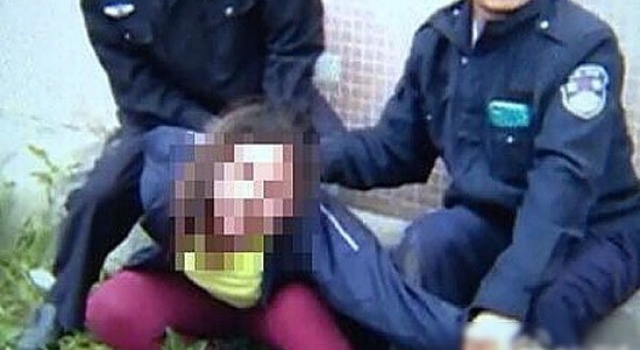 人至贱则无敌!东莞人贩子村里抢孩子 大呼:还我小孩