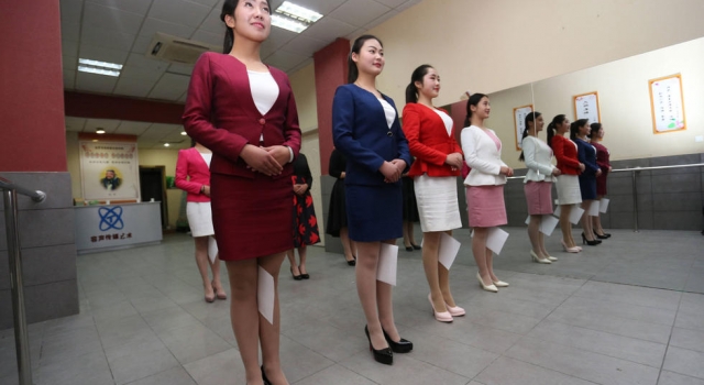 美女嘴咬筷子双腿夹纸深蹲 艺考生深夜训练备战