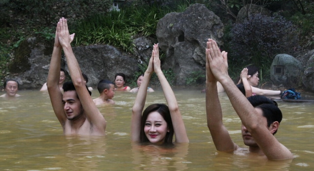 把持不住了!泳装美女温泉中秀豪乳 男女共练瑜伽