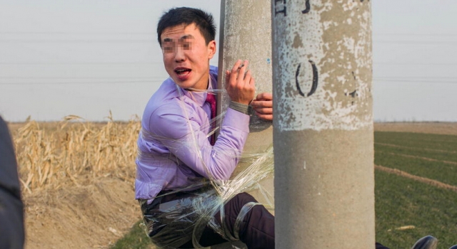 上不去下不来:山东新郎遭好友恶搞 被五花大绑电线杆