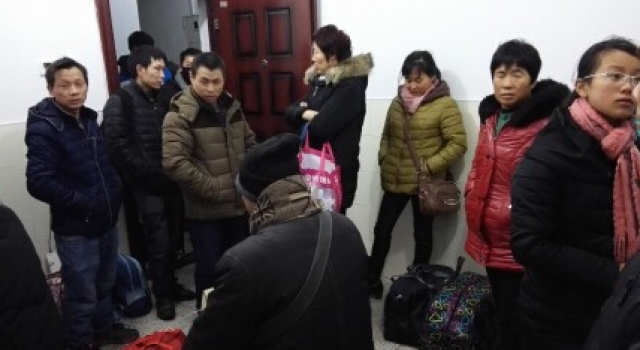 春运列车员报错站 百余人寒夜凌晨下错车滞留2小时