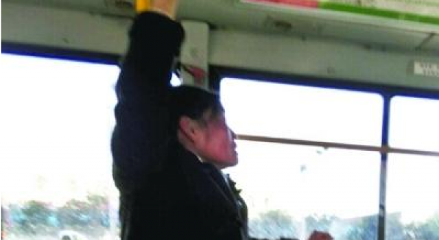 老人公交上吊单杠 司机劝阻反遭呛:不用你管摔了算我的