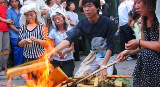 清明烧纸的那些事儿:华夏民族的传统祭祖节日