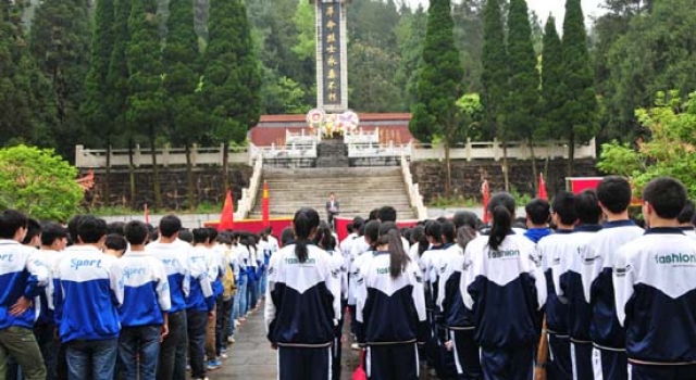 清明节缅怀先烈作文:祭奠长眠在这里的先烈的英灵
