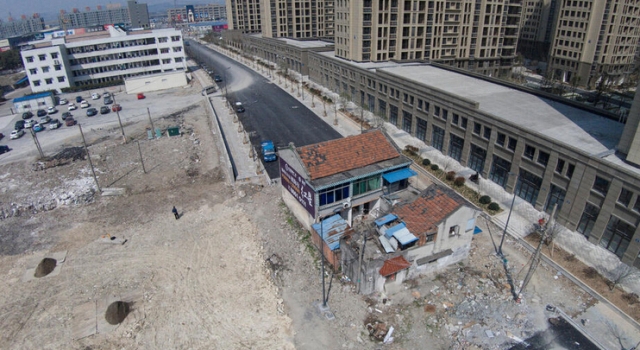 这么任性?拆迁户拦腰截断新马路 因家庭分歧不肯搬迁