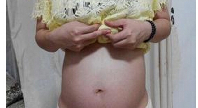 卧槽!21岁少女吃坏肚子看急诊 就医后突然生下女婴