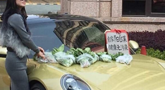 靓丽女子开百万保时捷卖菜 一袋50元只卖给"懂货"的人