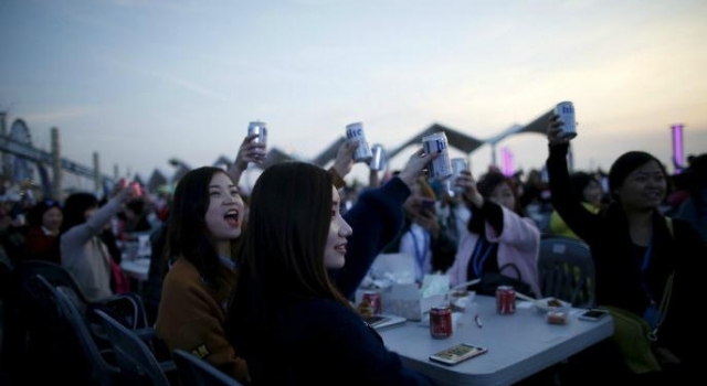 4500名中国游客在韩国开啤酒炸鸡派对:感觉自己成了全智贤