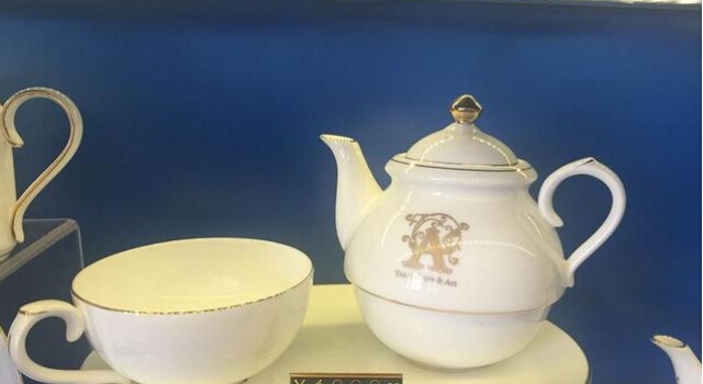 女子喝茶一壶58元 不慎打破一只茶杯要求赔偿1103元