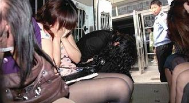 56岁已婚男冒充人大代表当婚托 诈骗14名女子37万获刑