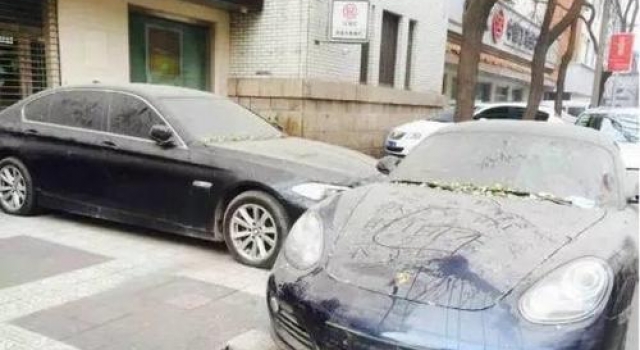 土豪是这样斗气的!保时捷堵宝马一年 车主不管不顾