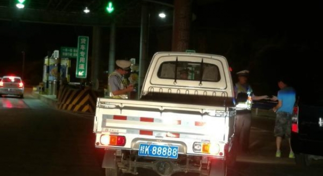 酸爽!男子百万购88888车牌挂3万货车上 1天被查8次