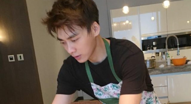李易峰穿碎花围裙下厨 网友点赞大呼“贤惠想娶”