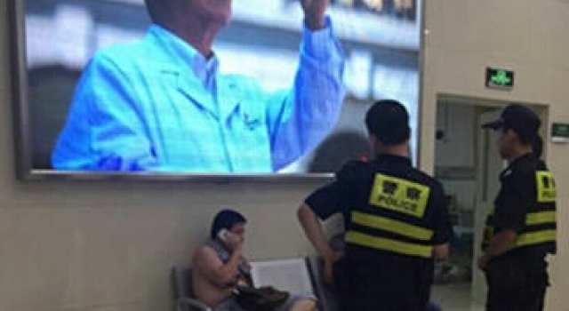 中年男子救护车上调戏女护士 怒扇劝阻女医生