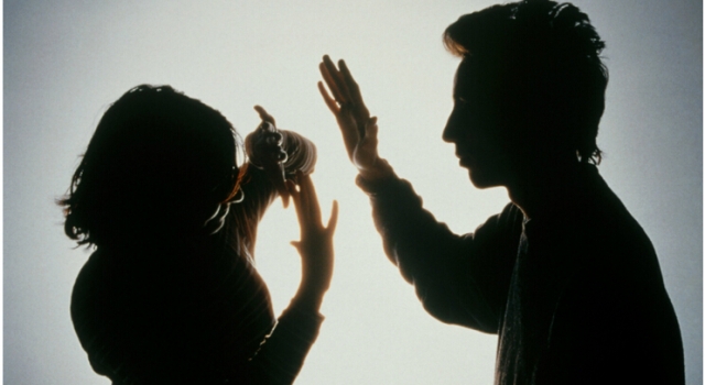 女子未经丈夫允许买了连衣裙 被打得鼻青脸肿报警