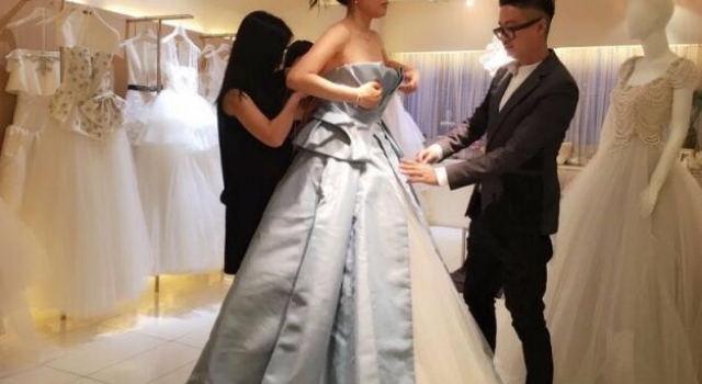 钟丽缇婚纱照 与张伦硕婚期将近试穿婚纱