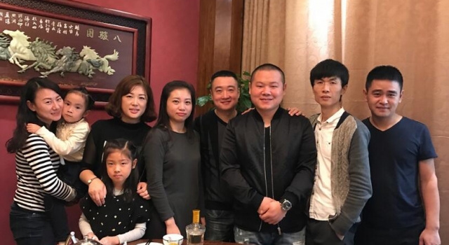 正能量!岳云鹏回忆打工往事 晒与旧同事合照