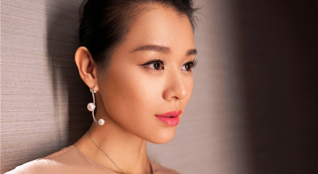胡杏儿优雅端庄魅力十足 着长裙倚墙而立身姿曼妙