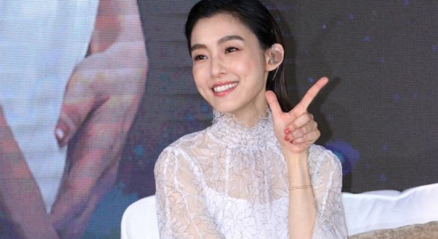 范玮琪穿透视蕾丝裙似小仙女 辣妈身材火辣若隐若现