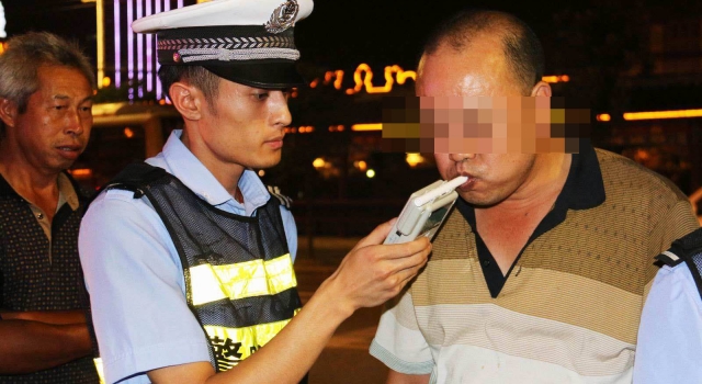 奇葩司机边开车边喝酒为累了“解乏”?罚5年不许开车
