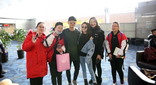 郑恺带白富美女友现身机场 满脸宠溺大秀恩爱
