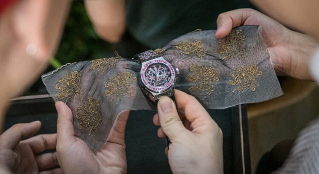 刺绣和腕表的撞击 优雅的意想不到