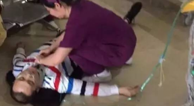外卖小哥突发心梗顾客刚好是大夫 外卖小哥们的故事