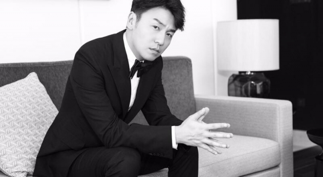 雷佳音西装写真帅出新高度 职场精英陈俊生上线