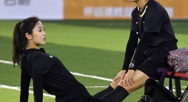 业余联赛现美女裁判员 既干练又不失女人味