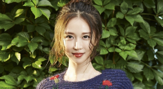 潘时七曝秋季写真大片 印花长裙美成一幅画