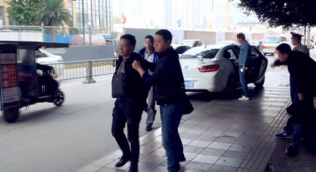 校长扶老人后遭讹 碰瓷者伎俩被民警一眼识破