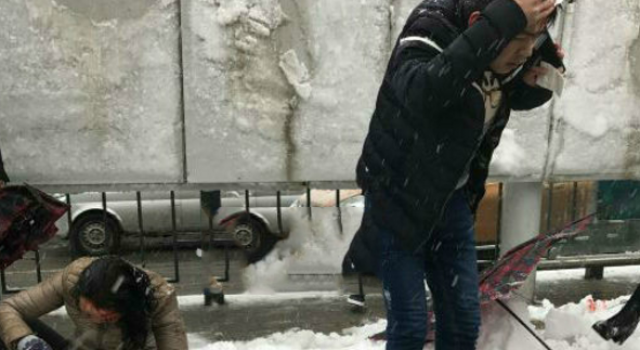 合肥暴雪致公交站台坍塌 61岁女性身亡多人受伤