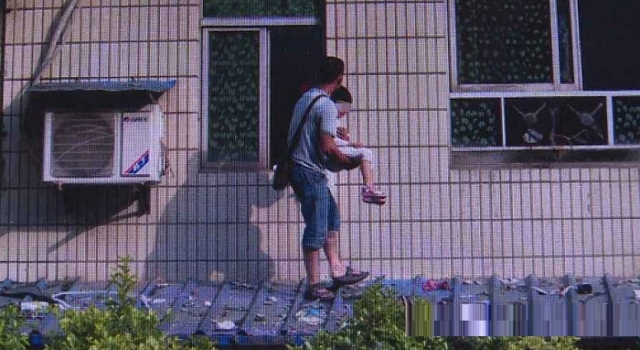 倒挂金钩捞回幼童 又是家长单独留孩子在家惹的祸!
