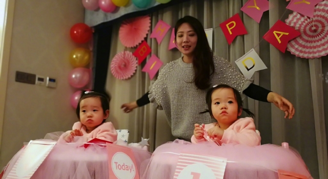 杨威双胞胎女儿生日 杨威夫妇给她女儿庆生晒照