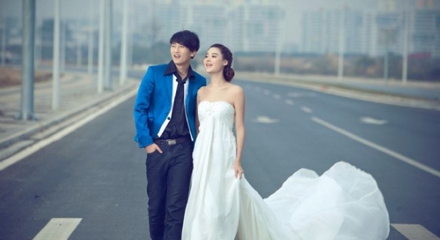 新人斑马线上拍婚纱照 网友:要结婚就不要命了?