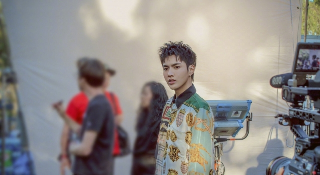 吴亦凡like that 新专辑封面同款花衬衫