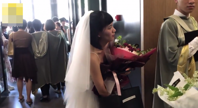穿婚纱参加前男友毕业礼 感动了自己还是感动了前男友