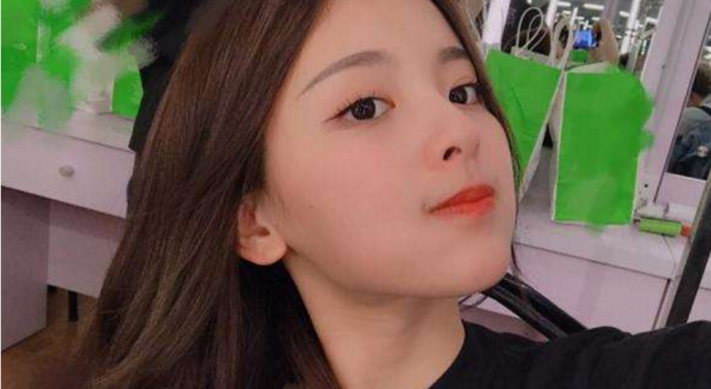 杨超越现身机场却不见裤子 机场大秀美腿