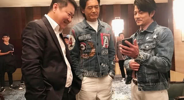 方媛挽着老公手臂逛街,郭富城逢人就晒女儿萌照