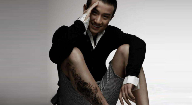 文章一家度假归来,推全家行李箱爸爸力爆棚