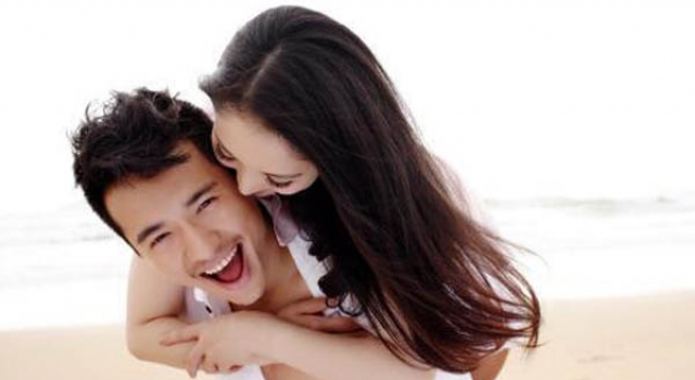 董璇现身机场 心情大好不受高云翔二婚影响