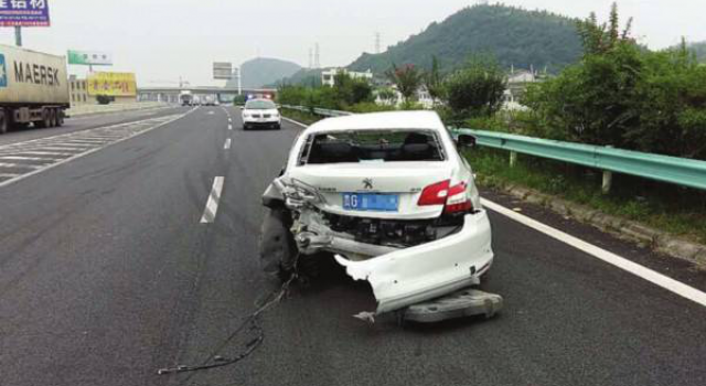 杭州高速公路发生严重事故 竟造成三台车烧毁九人死亡