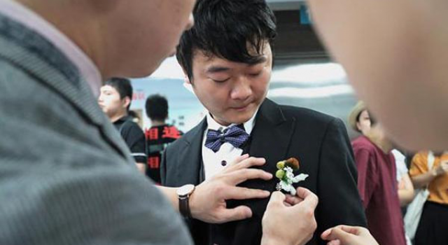 婚礼中途白血病女友病逝 明知患病仍坚持完婚