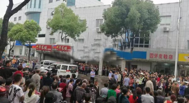 南京男子当街行凶:先撞车后持刀刺杀一男一女
