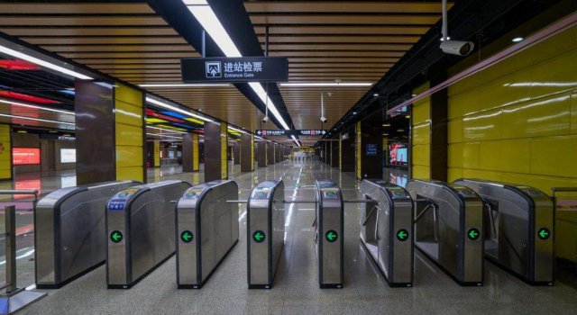 老汉怒砸地铁闸口是怎么回事?为什么要砸地铁闸口?