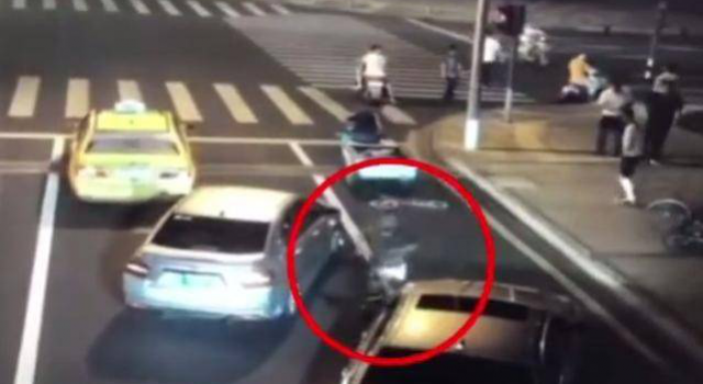 昆山街头砍人案 宝马车“社会哥”刀砍电动车主不料被反杀