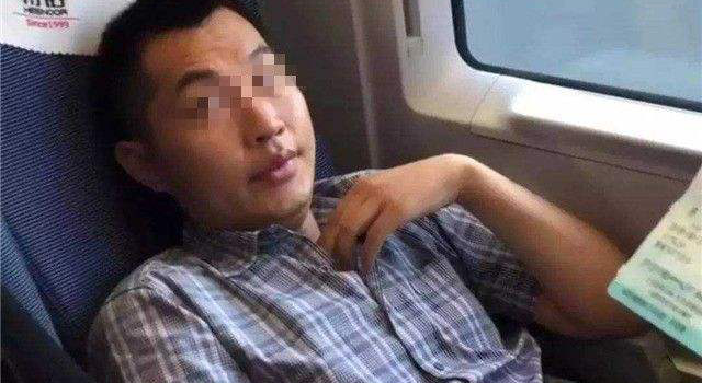 高铁霸座男被列入黑名单 该如何治理道德失范现象