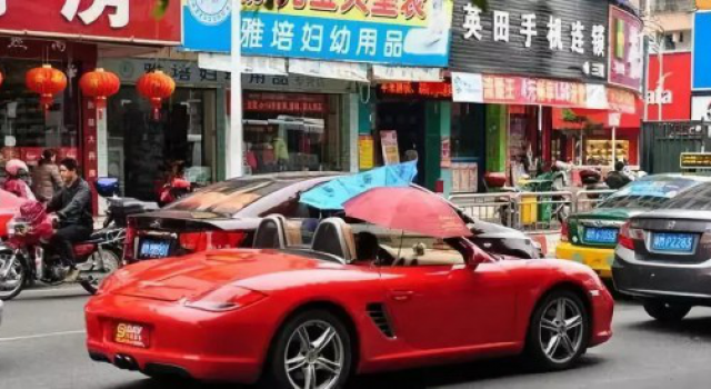 打伞开敞篷跑车 不仅拉风还拉水