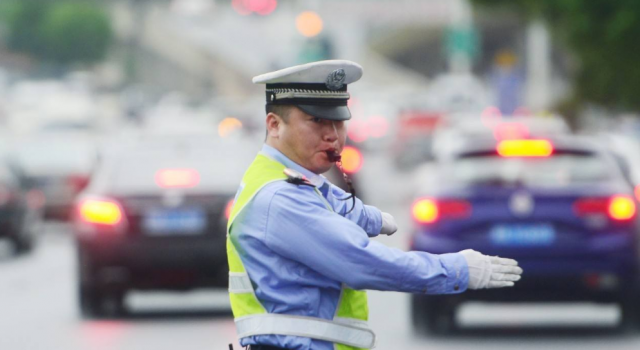 交警上班吃早饭怎么回事?是真的吗?