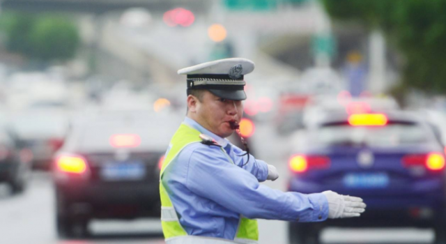 交警上班吃早饭怎么了?举报此事者不料遭网友群嘲